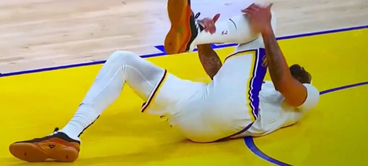 Lakers revela situação de Anthony Davis após lesão na vitória contra o Warriors