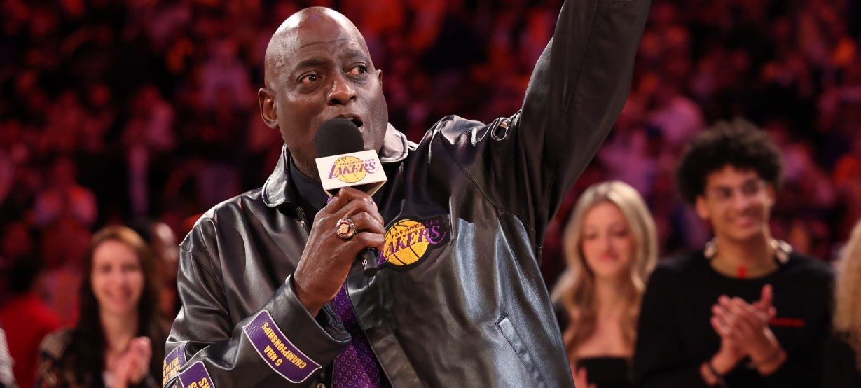Assista: Michael Cooper tem sua camisa aposentada pelo Lakers em noite histórica
