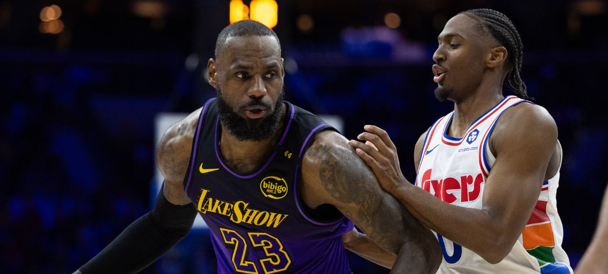 Anthony Davis deixa o jogo, e defesa do Lakers entra em colapso diante do Sixers