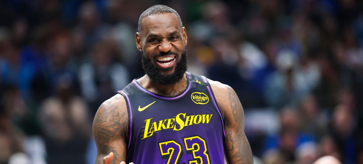 Fã chora ao ver LeBron James e ganha presente dele em jogo do Lakers