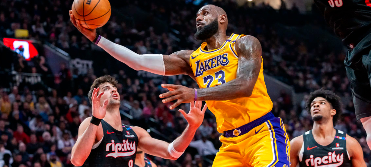 Lakers sofre, mas vence Blazers com 40 pontos de LeBron James