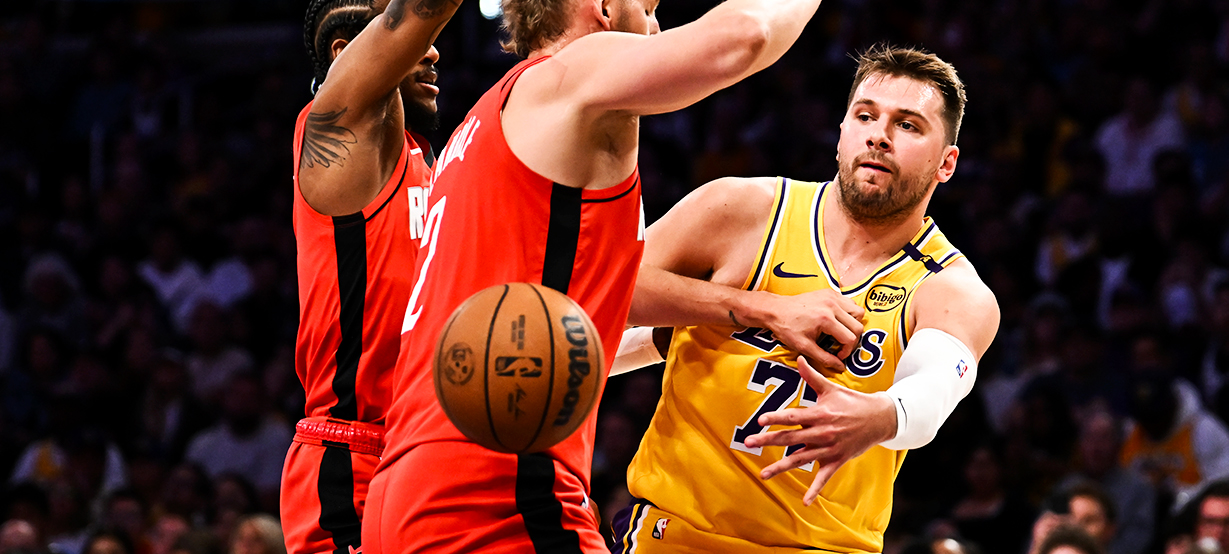 Lakers atropela Rockets com show de Doncic mas LeBron preocupa após se lesionar