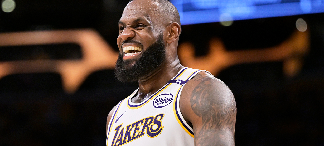 Fanfarrão! LeBron é pego flopando na vitória do Lakers nos playoffs!