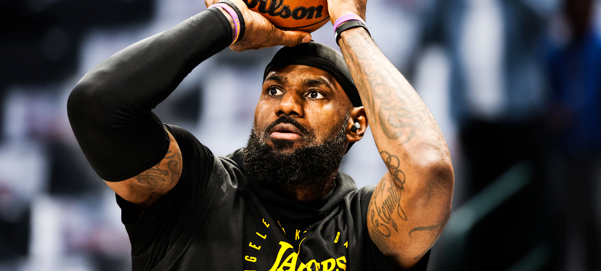 LeBron volta às quadras após cirurgia no joelho e anima torcida do Lakers