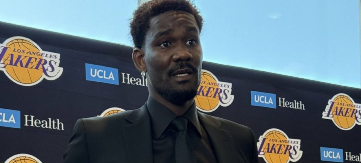 Deandre Ayton revela sensação de estar no mesmo time que Luka Doncic