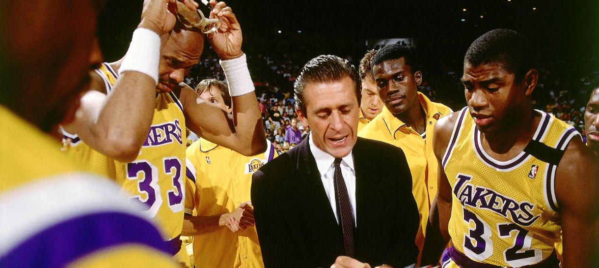 Só lenda! Quem são os craques do Lakers que viraram estátua