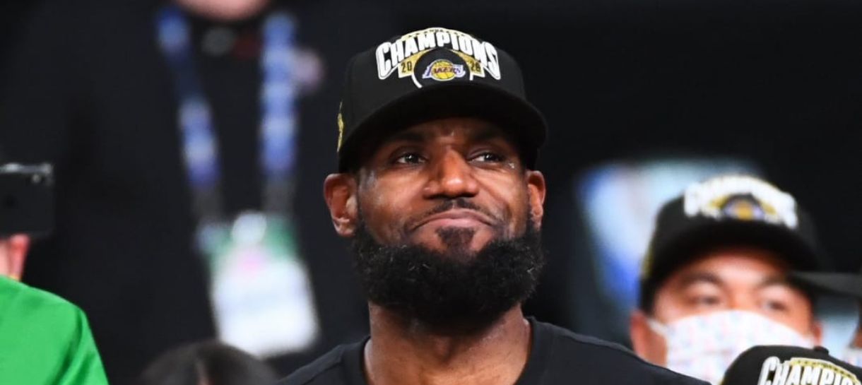 Polêmica: LeBron James merece uma estátua dos Lakers?
