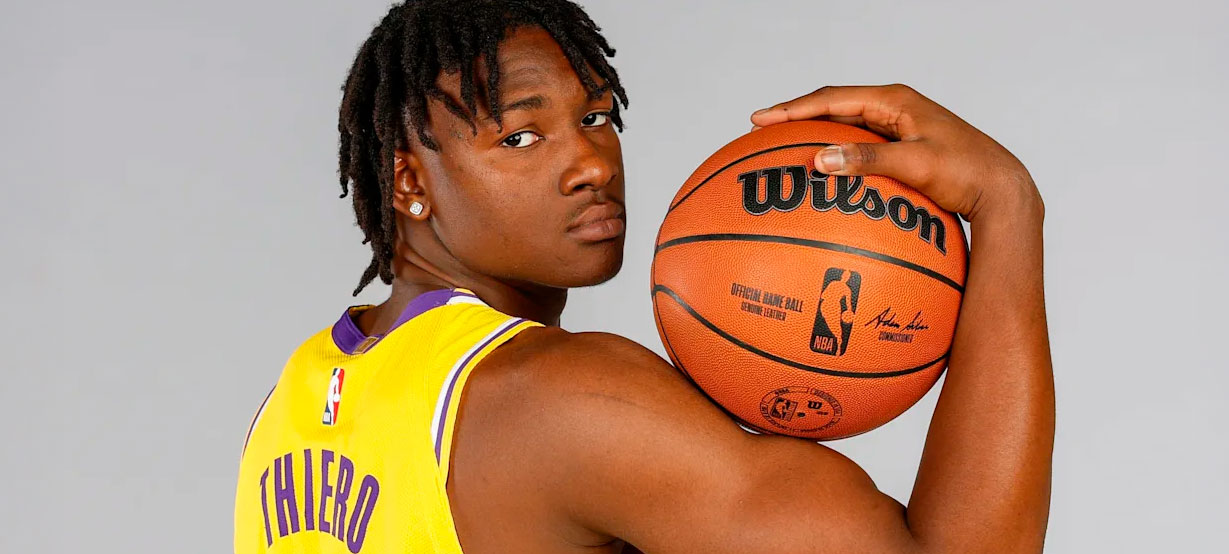 Por que Adou Thiero vai jogar com a camisa 1 no Lakers