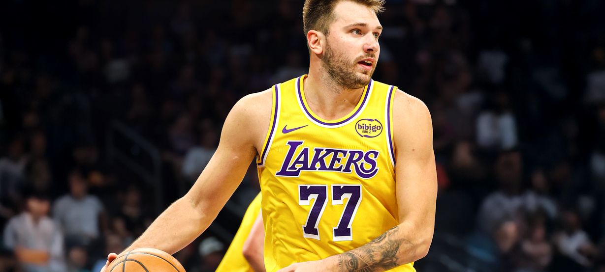 Doncic e Reaves combinam para 50 pontos, mas Lakers perde para o Suns