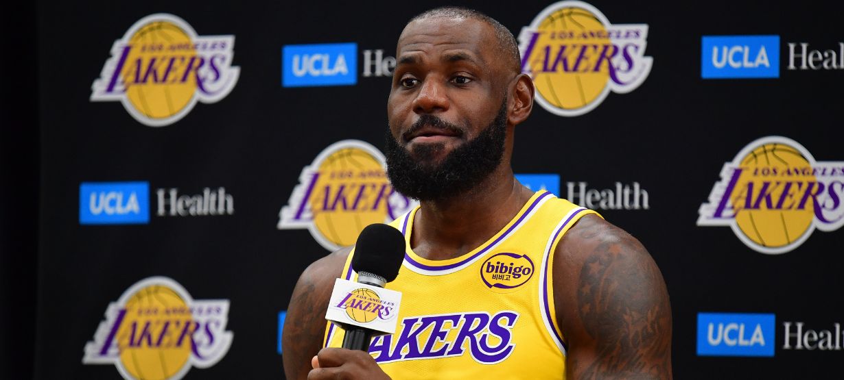 LeBron James transforma aposentadoria em piada