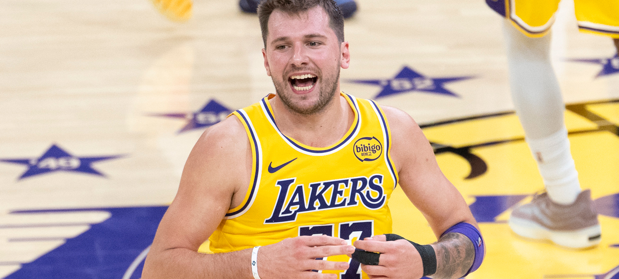 Lakers atropela Wolves com 49 pontos de Luka Doncic e show coletivo