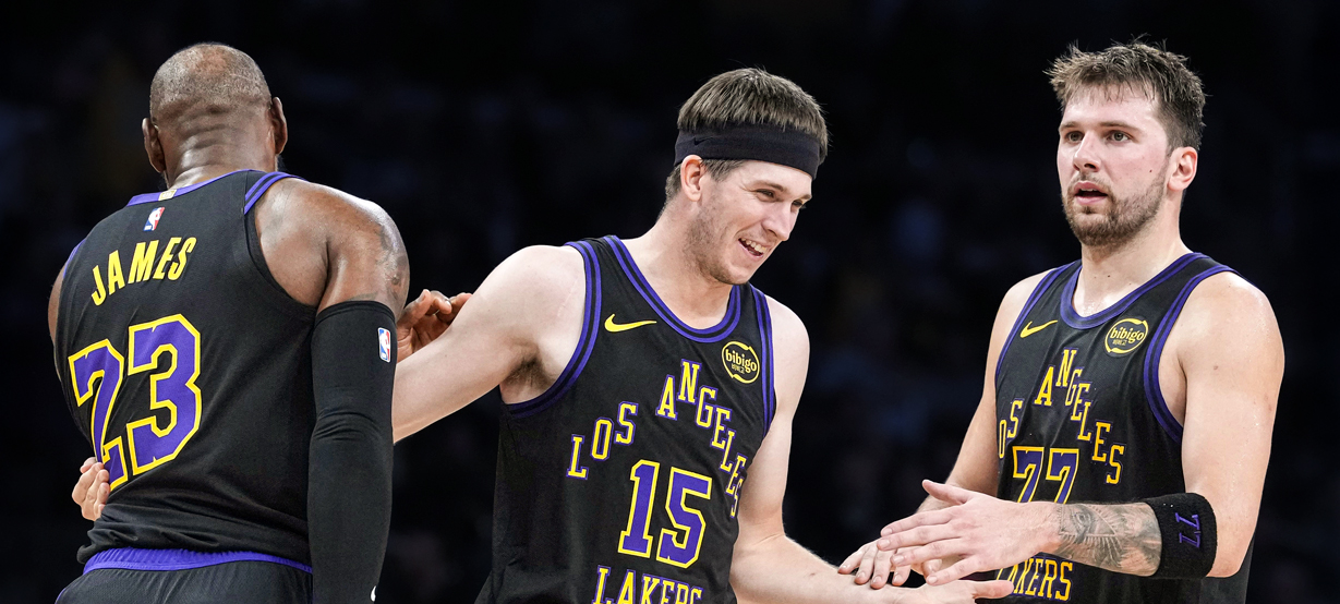 LeBron James estreia com duplo-duplo em vitória do Lakers