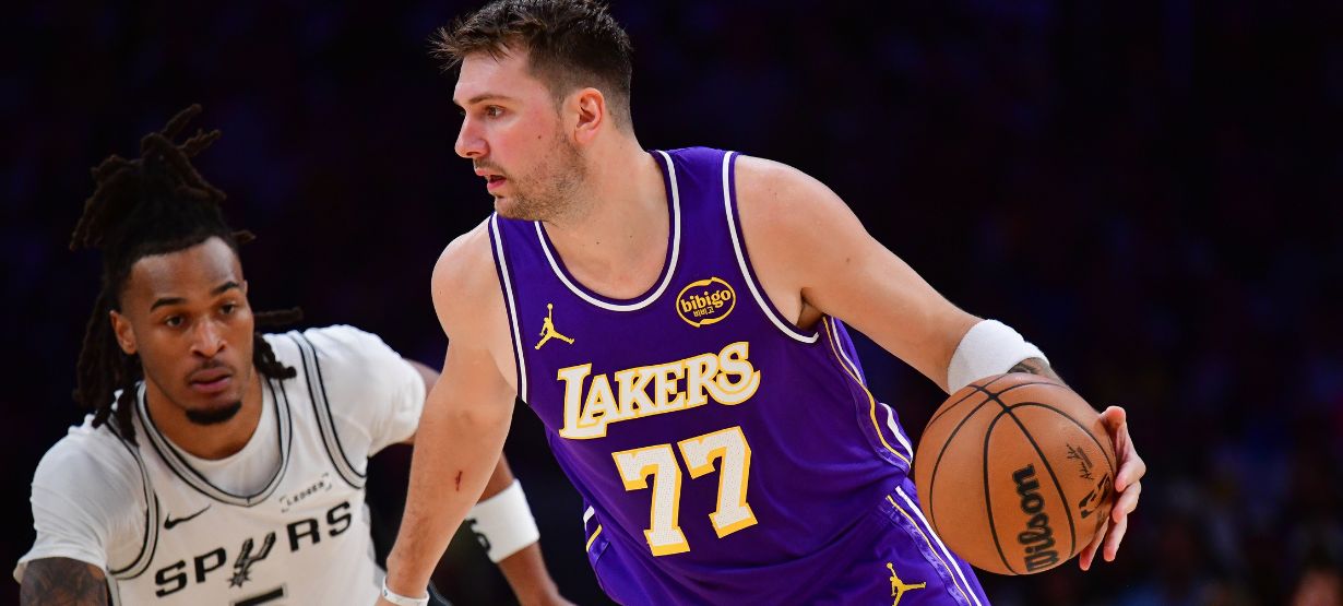 Lakers supera arbitragem bizarra e vence o Spurs em fim de jogo emocionante