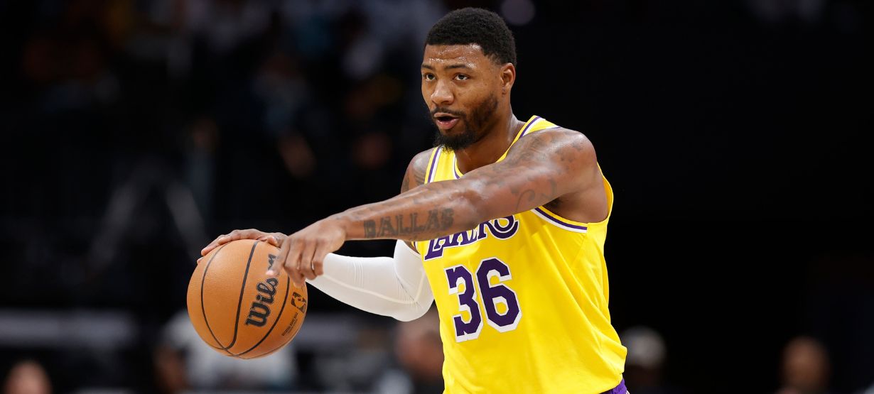 Marcus Smart brilha na defesa e Lakers vence o Hornets fora de casa
