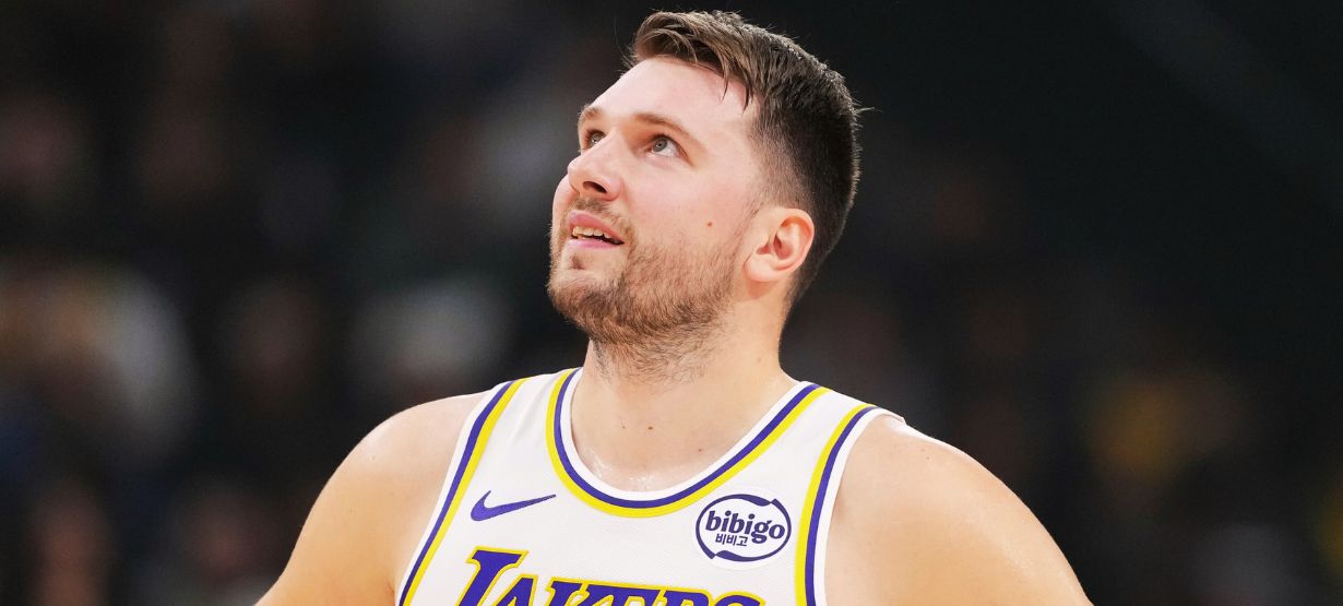 Vai jogar? Luka viaja com o Lakers para enfrentar o Suns mesmo após lesão