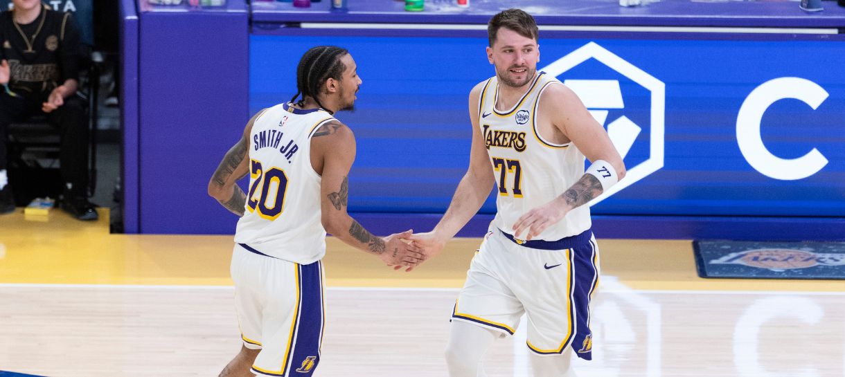 Com show de Luka e LeBron, Lakers atropelam Kings