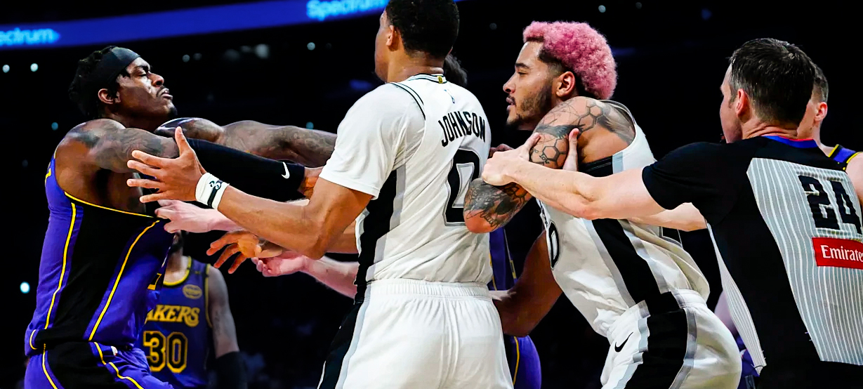 Lakers e Spurs terminam jogo quase com briga em quadra