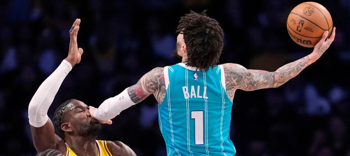 Em crise, Lakers dá vexame contra o Hornets dentro de casa