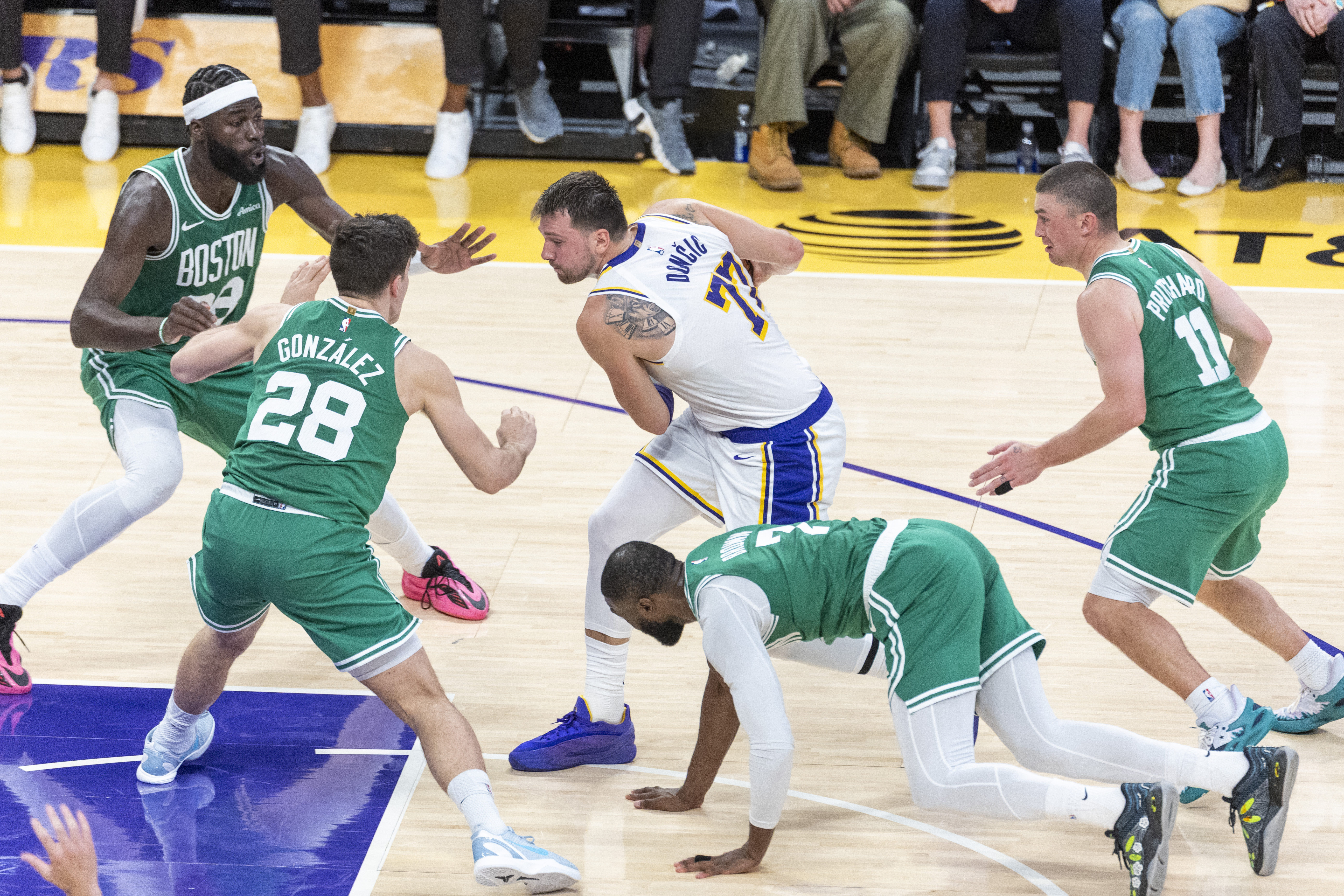 Lakers é derrotado pelo Celtics e cai na classificação