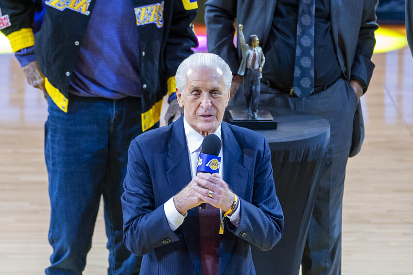 Lakers eterniza Pat Riley com estátua e celebra o arquiteto do Showtime
