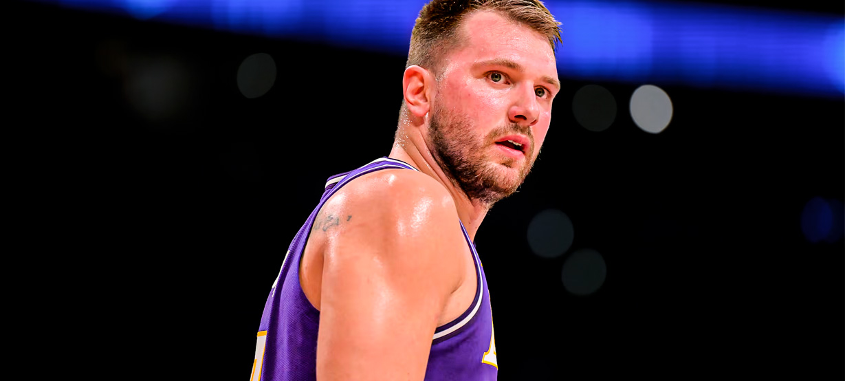 O momento da lesão que pode afastar Luka Doncic do Lakers