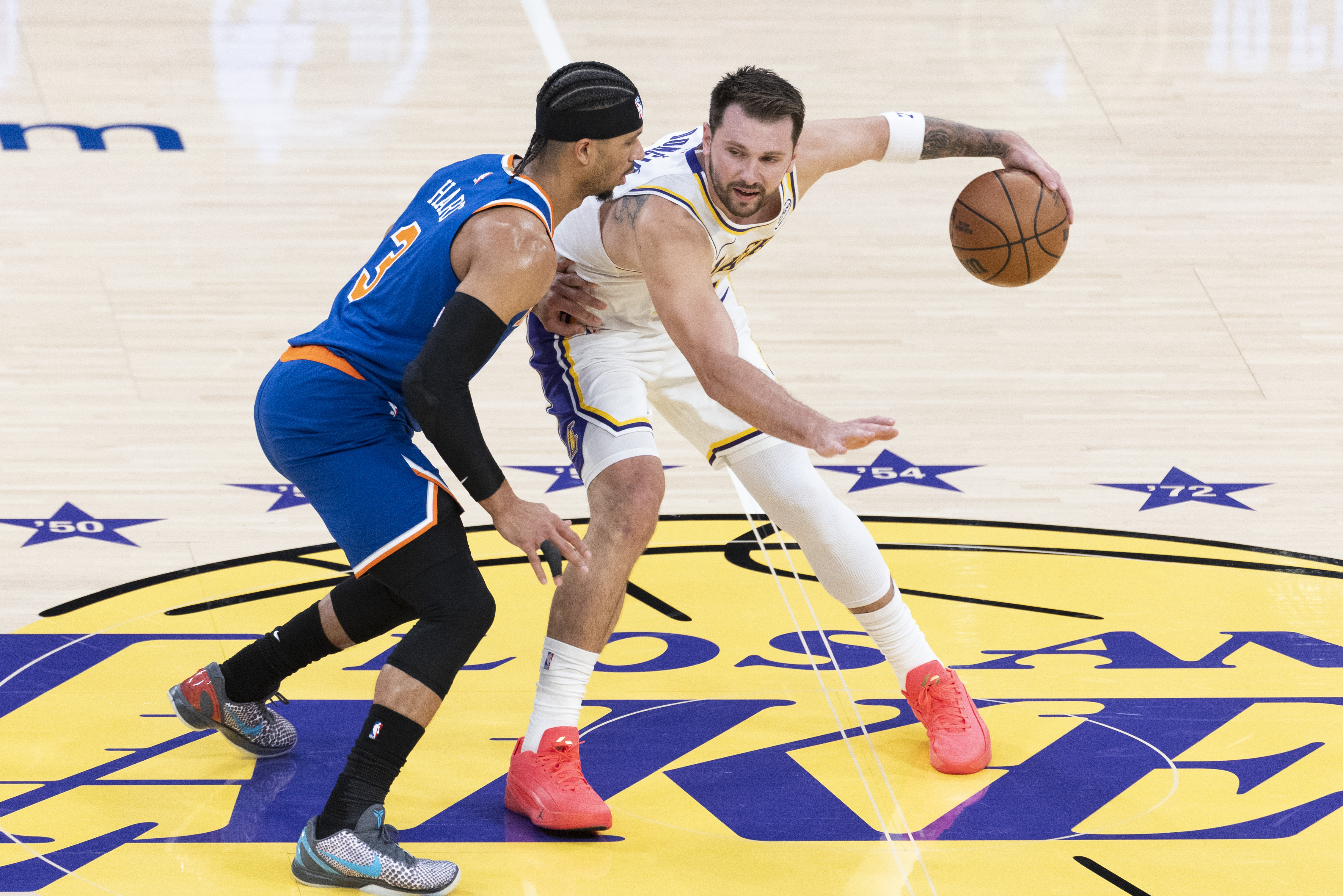 Lakers domina o Knicks sem LeBron e sobe na tabela