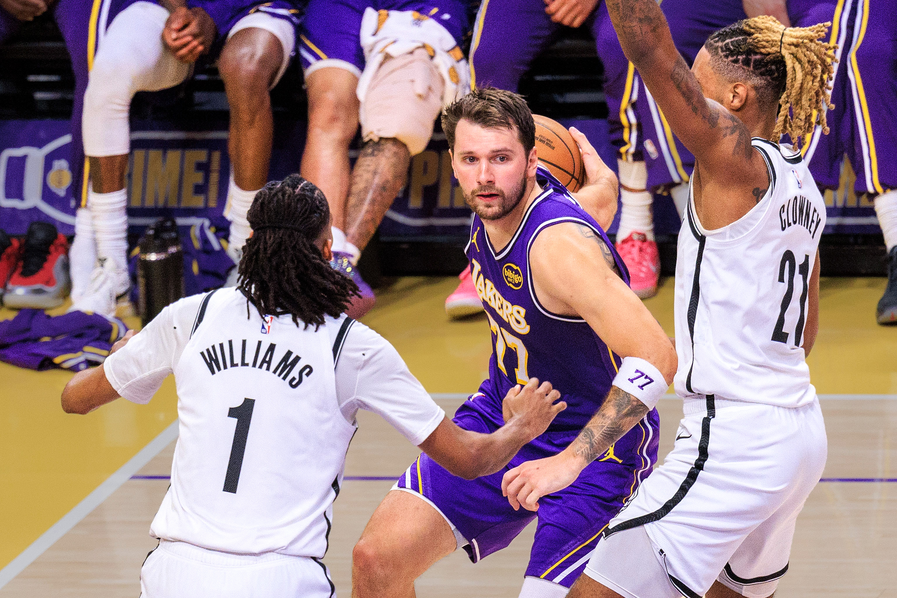 Doncic marca 41 pontos, mas é suspenso em vitória do Lakers