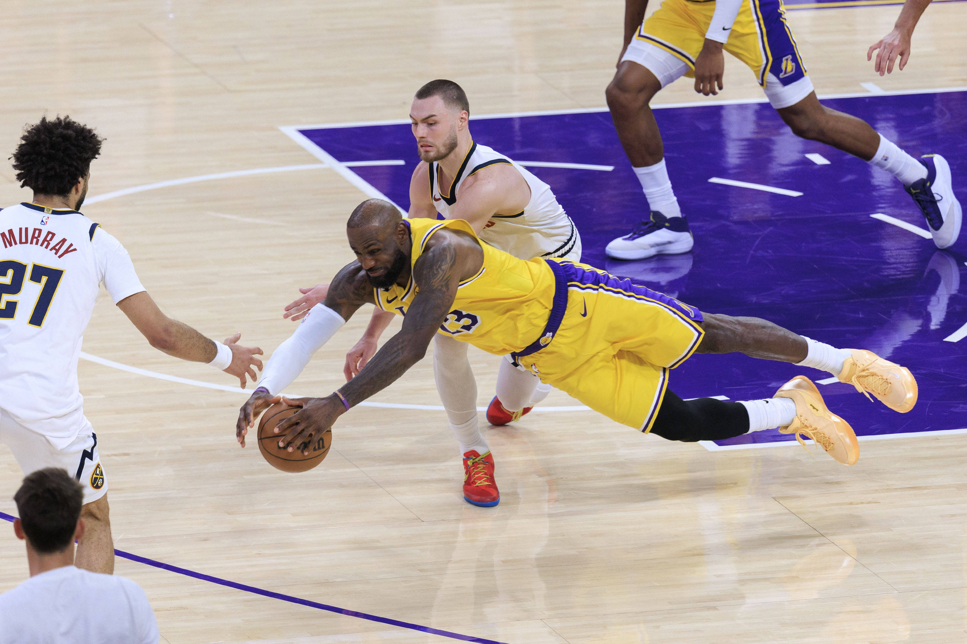 LeBron James faz jogada insana e Lakers vence Nuggets na prorrogação