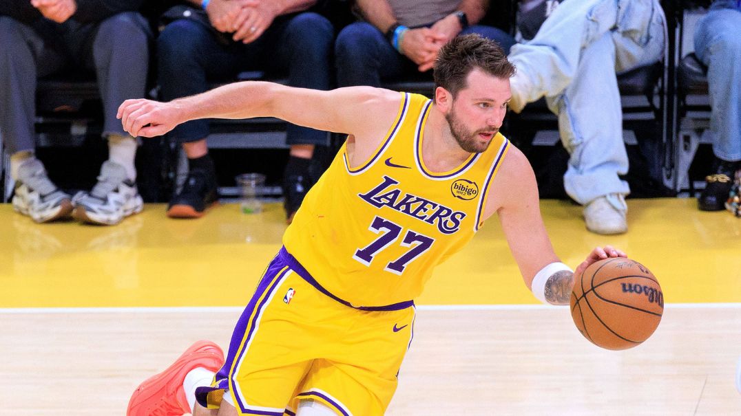 Luka Doncic alcança média absurda em sequência de vitória do Lakers