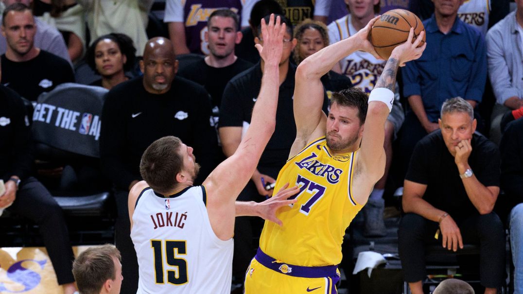 Lakers desperdiça vantagem, passa sufoco, mas vence Nuggets na prorrogação