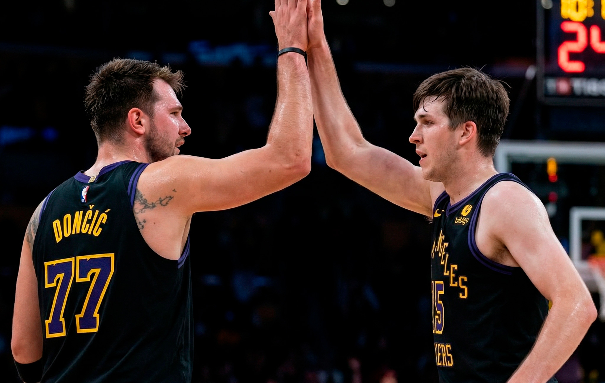 Doncic e Reaves combinam para 62 pontos em vitória do Lakers sobre Wolves