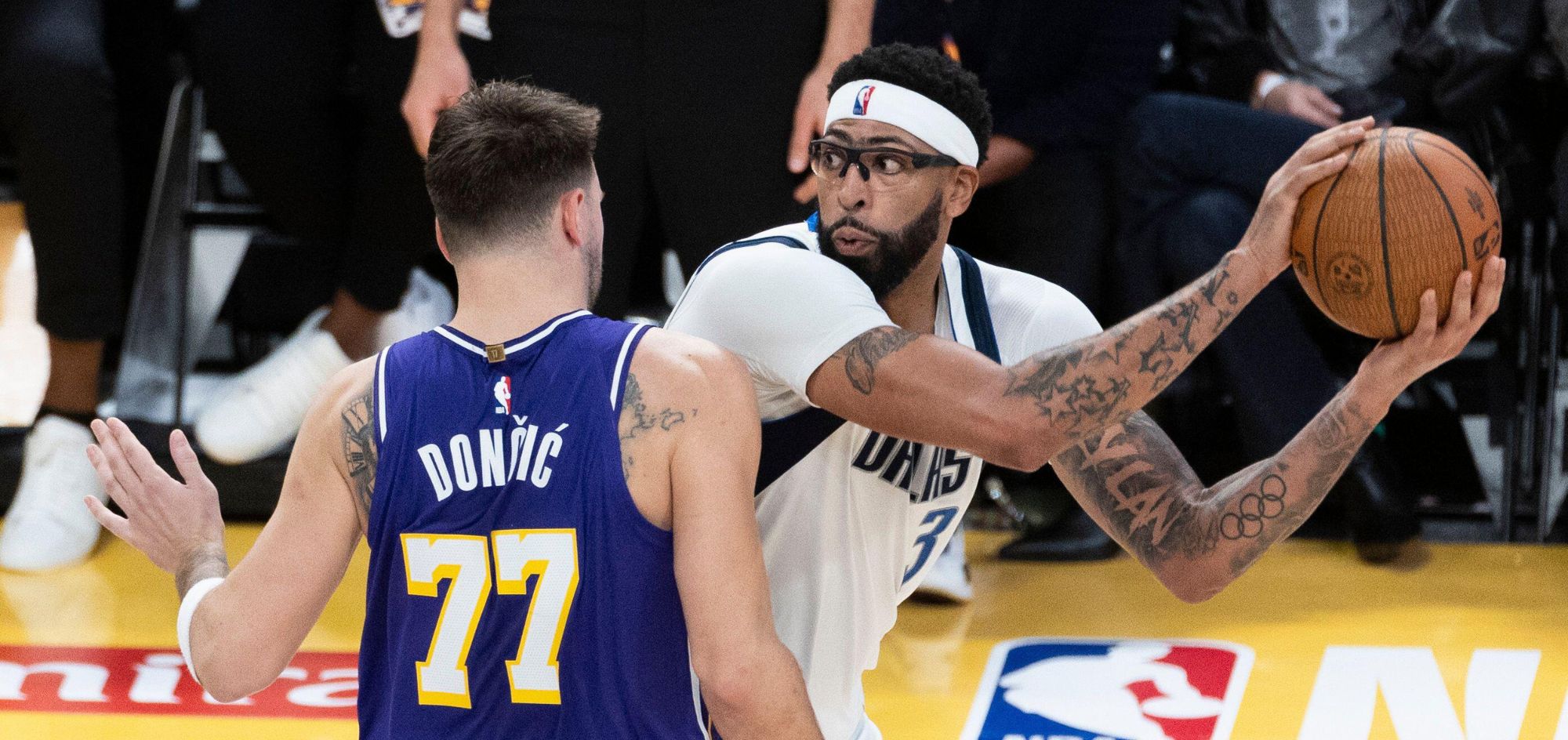 Anthony Davis revela mágoa do Lakers e carta anônima recebida em Dallas