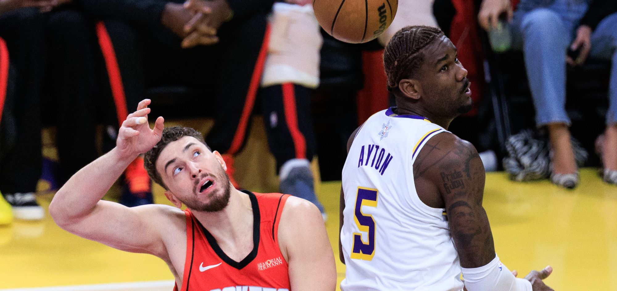 Até astro do Rockets condena juiz pela expulsão de Ayton