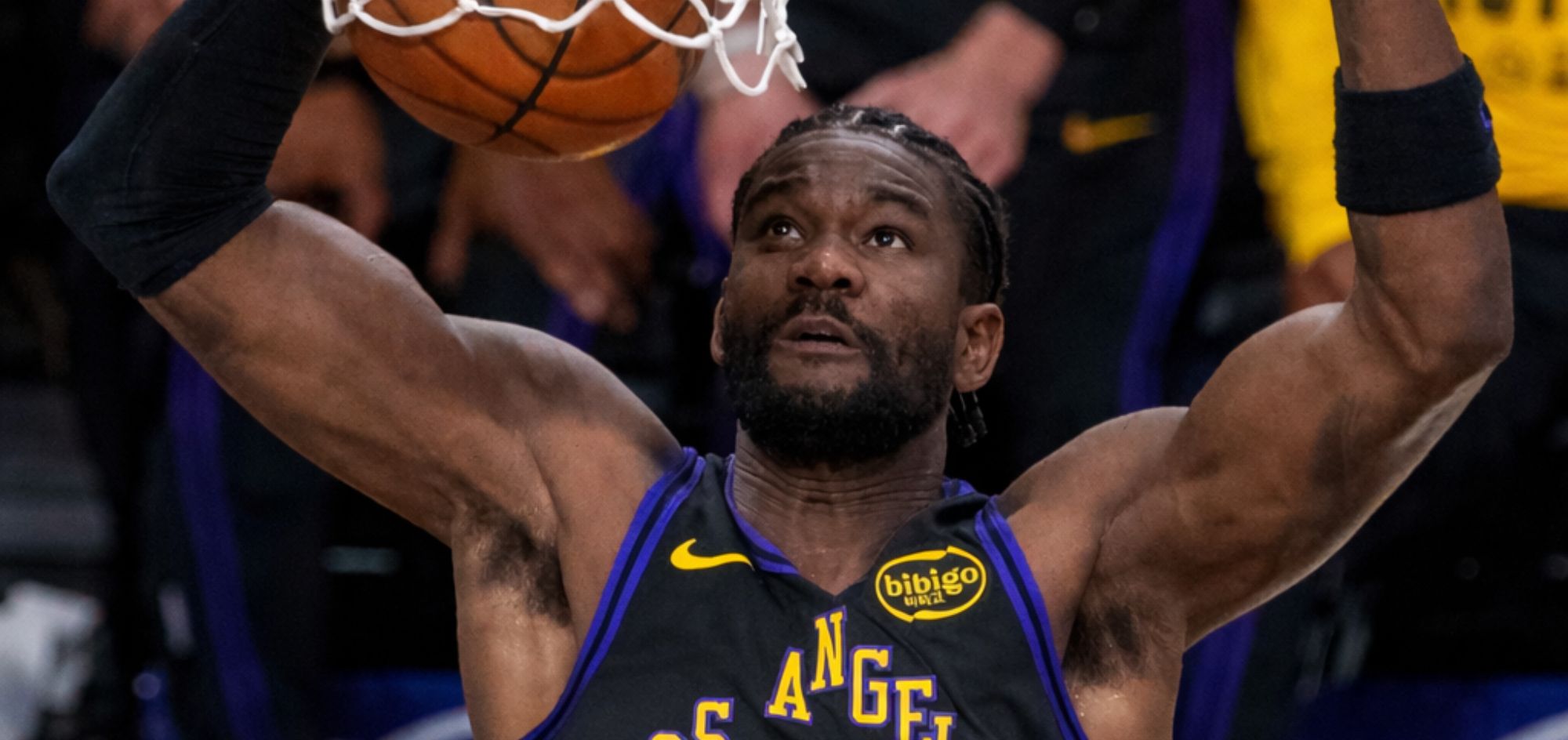 Deandre Ayton reage após ser detonado por JJ Redick
