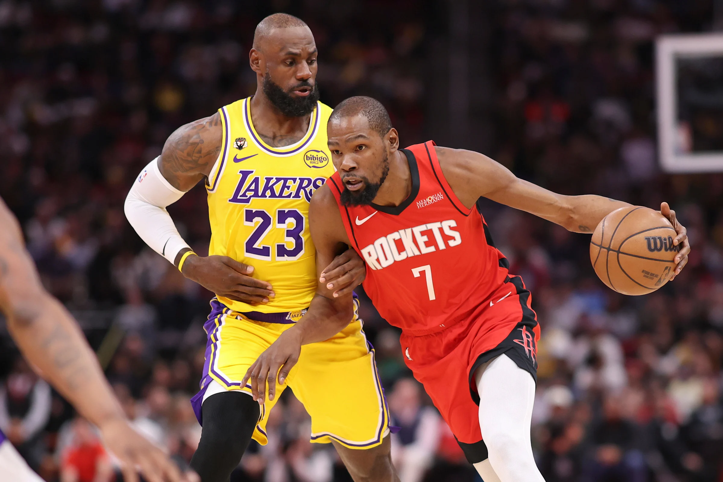 Lakers e Rockets abrem série de playoffs neste sábado com estrela como dúvida