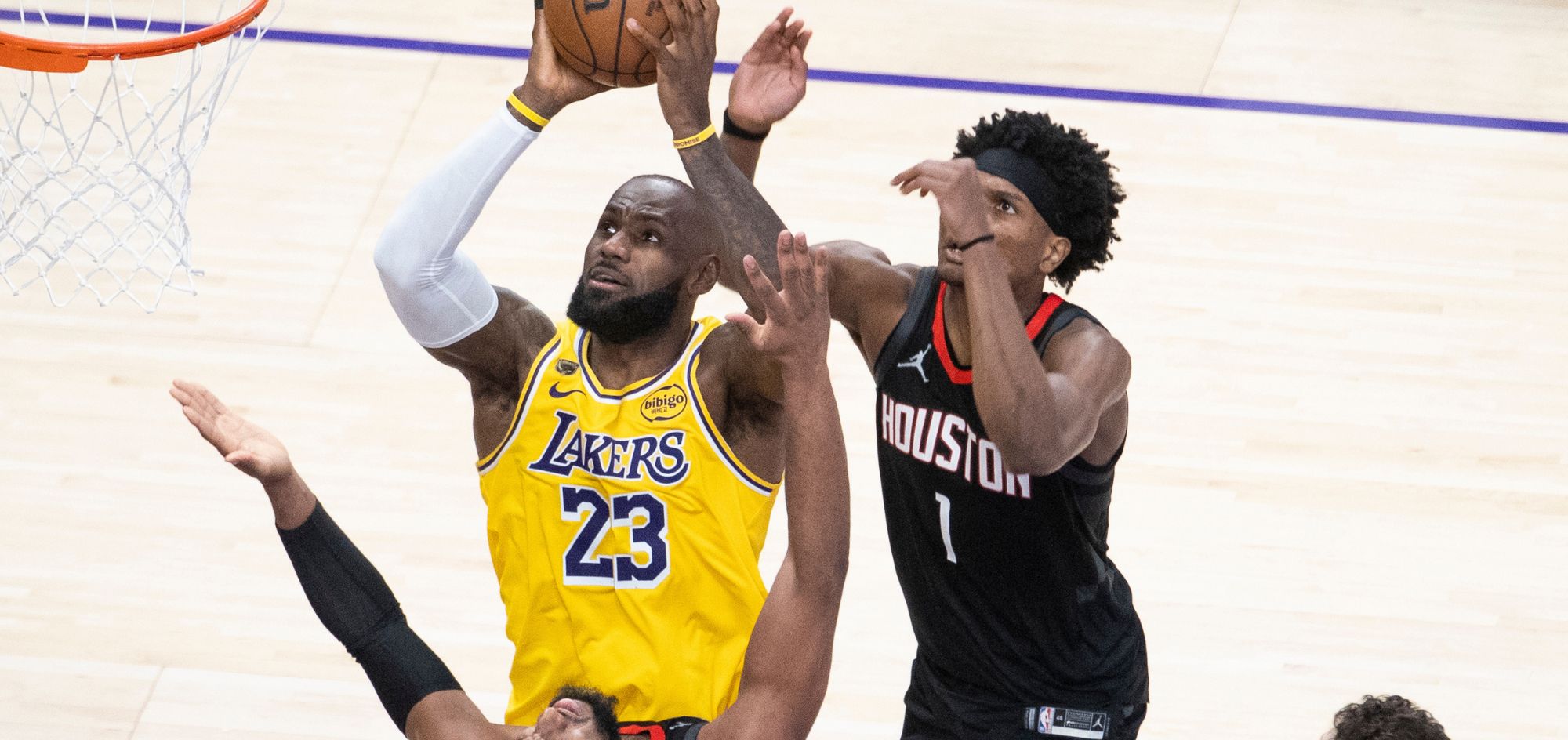 Playoffs: Lakers vence Jogo 1 contra Rockets com duplo-duplo de LeBron