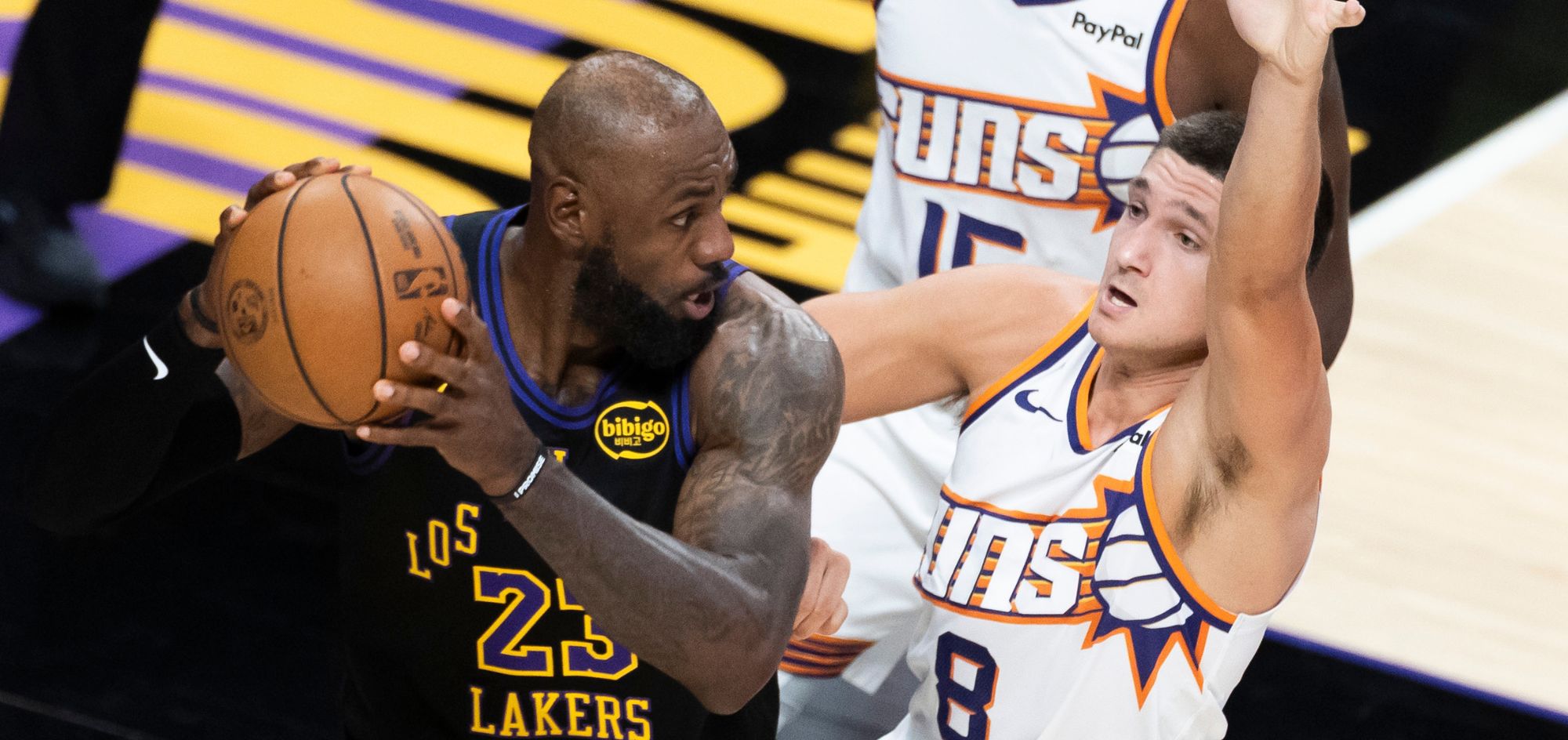 Lakers atropela Suns e garante mando de quadra nos Playoffs