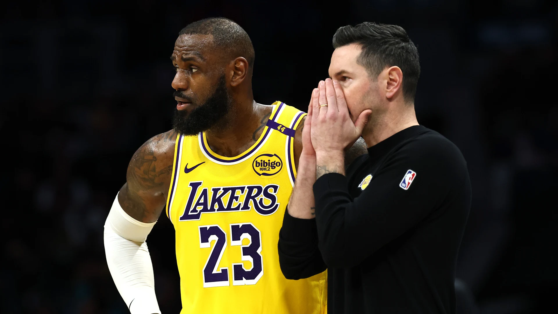 Lakers abre vaga no elenco para reforço nos playoffs