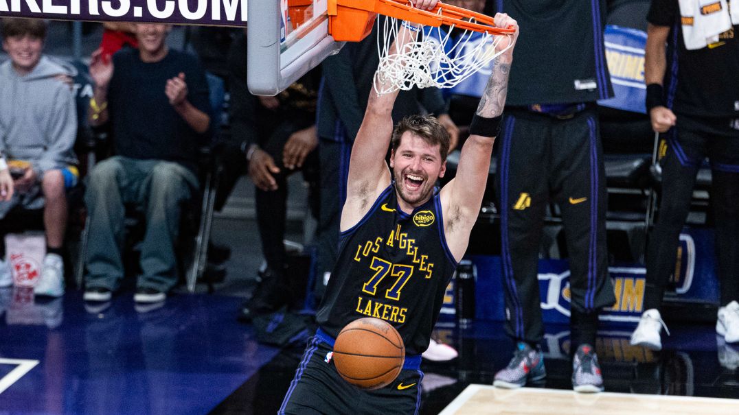 Doncic, LeBron e até JJ Redick fazem história em vitória do Lakers