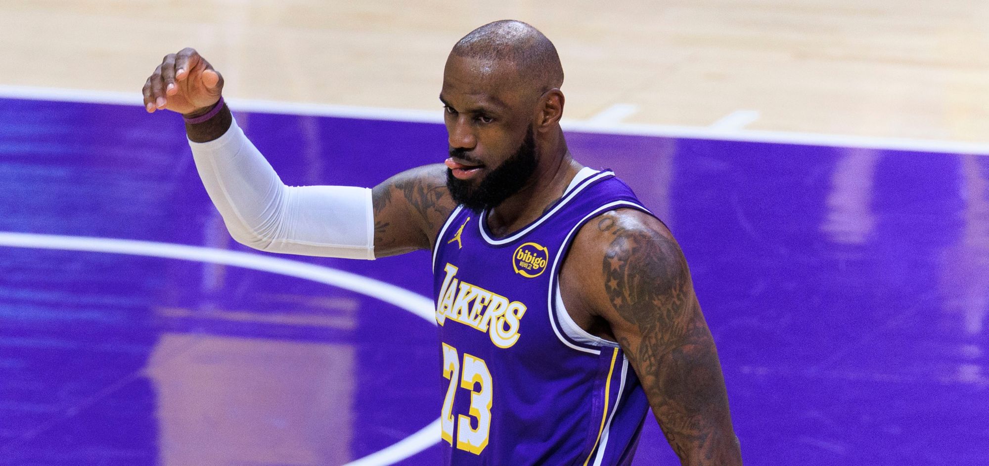 Equipe de LeBron James cobra Lakers sobre contrato de quase US$ 60 milhões