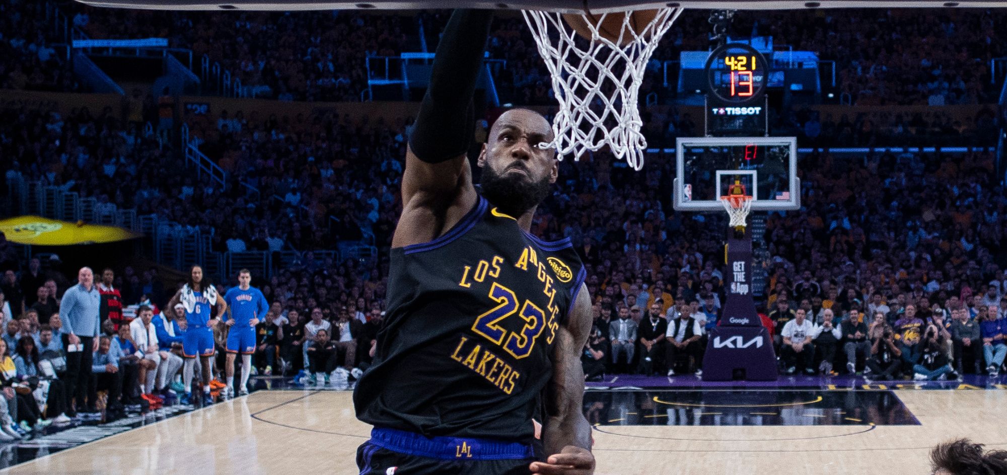 Vai sair? LeBron James pesa o clima após eliminação do Lakers