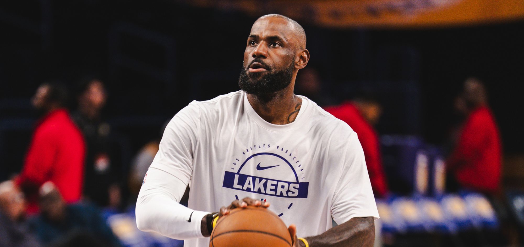 LeBron James anuncia prazo para definir futuro no Lakers