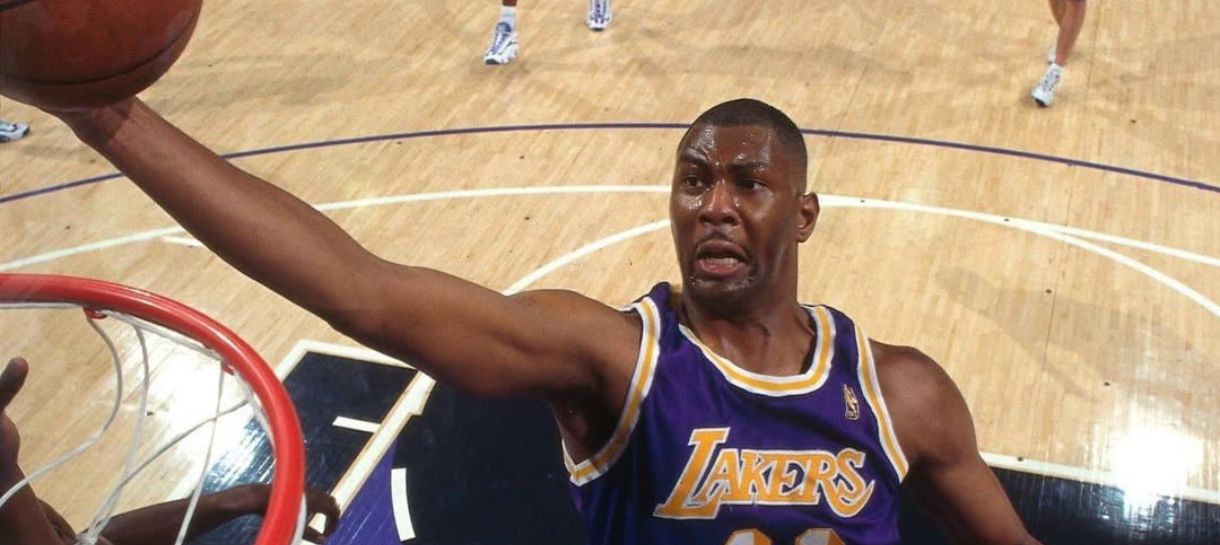 Ex-jogador do Lakers morre aos 57 anos