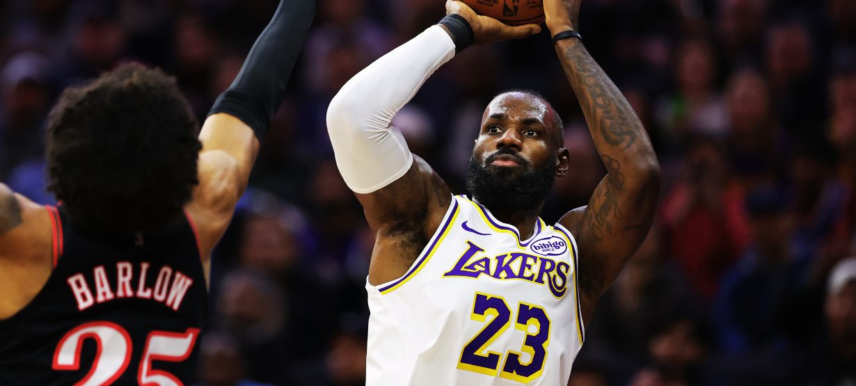 Lakers vence 76ers com show de LeBron e triplo-duplo de Doncic
