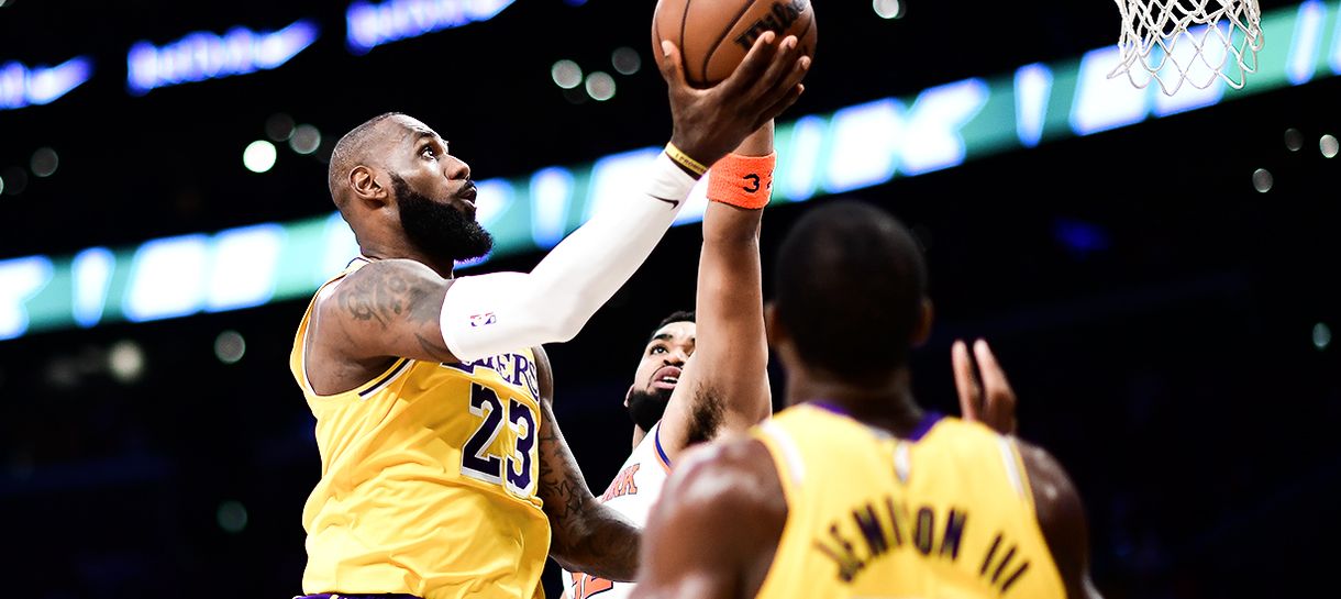 Lakers vive drama em Los Angeles, mas vence Knicks na prorrogação