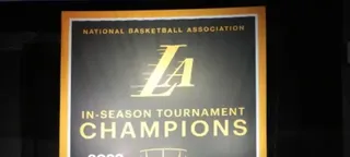Lakers oficialmente hasteia banner do título da Copa da NBA