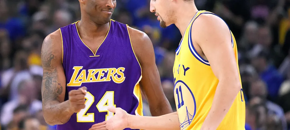 Kobe presenteia Klay Thompson com sua camisa