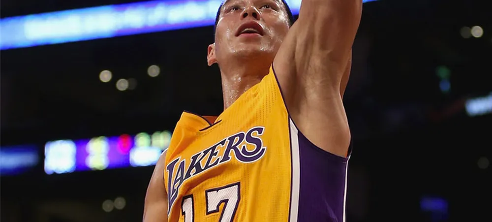 Lin torce o tornozelo durante treinamento