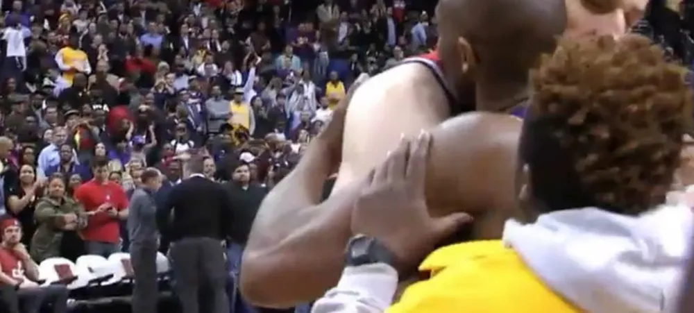 Torcedor invade a quadra para tentar falar com Kobe Bryant