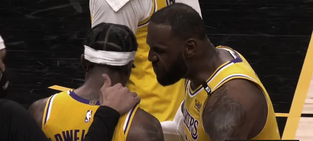 NBA: LeBron James é pego gritando com KCP no final do jogo